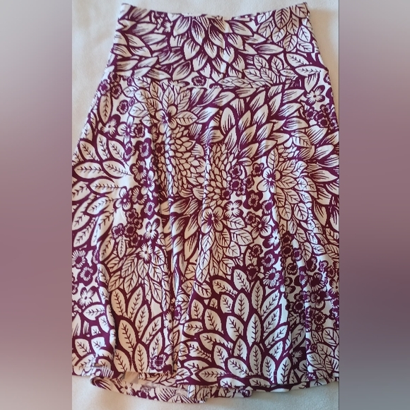 Magenta/wine and white skirt - Picture 2 of 2